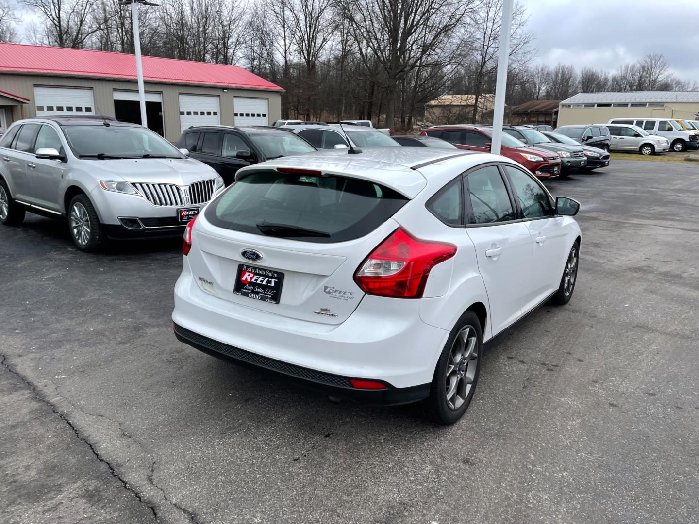 2013 White /Black Ford Focus SE Hatch (1FADP3K29DL) with an 2.0L I4 DOHC 16V engine, 6 Speed Automatic transmission, located at 547 E. Main St., Orwell, OH, 44076, (440) 437-5893, 41.535435, -80.847855 - Photo#7